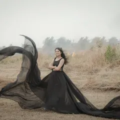 For the bold and adventurous couple, this black trail gown creates an unforgettable "flying" effect. It's perfect for a dramatic and high-fashion pre-wedding shoot.