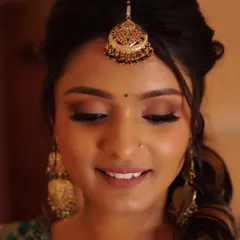 A closer look at Nony's Mehendi makeup. The earthy terracotta eyeshadow and intense black kohl liner make her eyes pop, while the nude lipstick keeps the look feeling fresh and natural.