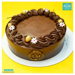 My Chocolate Hazelnut Praline cake is a dream for nut and chocolate fans. It features a glossy finish, a piped chocolate border, and is decorated with golden hazelnuts and tiny sugar flowers for a delicate touch.