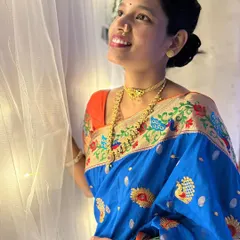 A classic look for any festive occasion. Here, a beautiful blue Paithani is paired with my rental Kolhapuri saaj and a delicate thushi choker.