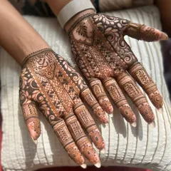 This design is a great example of semi bridal or guest henna. It's intricate on the palms and fingers but leaves the arms free.