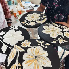 A collection of gorgeous textured floral plates with gold leaf accents. In this workshop, you learn to build up texture and add a touch of luxury to create a stunning piece of wall art.