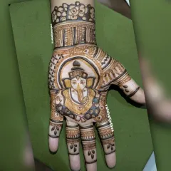 A beautiful Ganesha portrait on the palm. This design is perfect for auspicious beginnings and is a popular choice for brides and for the Ganesh Chaturthi festival.