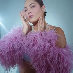 Welcome to a candy-colored dreamland. Working with influencers like Sakshi Sindhwani, we create magical, on-trend looks that are perfect for a modern portfolio.
