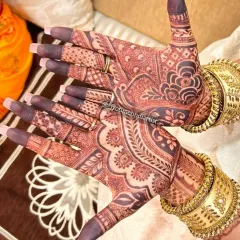 A gorgeous henna stain on a siders mehndi design. Even for simpler patterns, I ensure the quality of the henna paste is the best, so you get a beautiful, dark color.