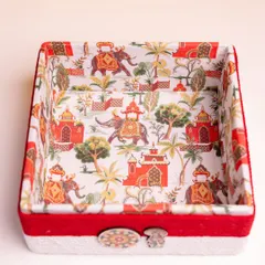 The beauty is in the details. This is the inside of my 'Ponnonam' hamper box, featuring a custom-designed cloth lining with elegant elephant and palace motifs, adding a touch of royalty to the unboxing experience.