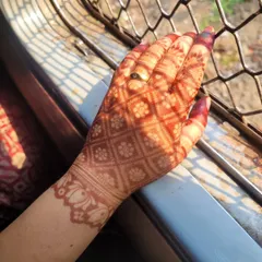 Another shot of a fully developed henna stain. The contrast between the dark pattern and the skin is what makes a great design truly stand out.