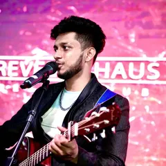 With my guitar, ready for the next song. This instrument is my partner in this musical journey.