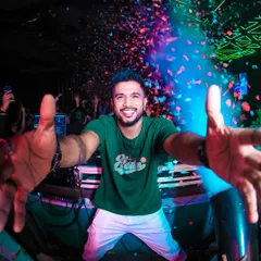 It’s all about the good vibes and big moments. A blast of confetti and a sea of smiling faces is what I live for.