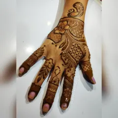 This is a live demonstration of an Arabic pattern on a student's hand. It shows a typical design that is dense on the back of the hand and lighter on the fingers.
