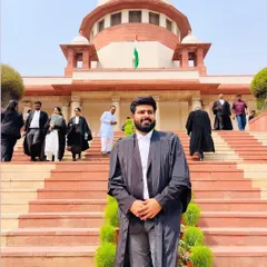 Main hoon Shah Rukh, aapka apna advocate. Supreme Court of India ke saamne khade hokar main us nyay pranali ka sammaan karta hoon jiske zariye main aap jaise aam naagrikon ke adhikaron ki raksha karta hoon. Kanoon se darr nahi, samajh ke chalo.