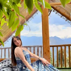 Waking up to this view from the Treetop Bahu treehouse was a dream. I capture the cozy, rustic charm and the incredible mountain scenery that makes unique stays so magical.