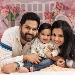 The best smiles are the unscripted ones. This candid style family portrait captures a genuine moment of happiness, set against one of our beautifully arranged floral backdrops in the studio.