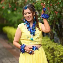 For the bride who dares to be different, our stunning blue orchid jewellery set. This unique design is a modern and bold choice for a Haldi or Mehendi look, ensuring you stand out on your special day. It's a true masterpiece of floral artistry.