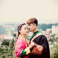 An intimate and romantic pose with the couple in their traditional dress against a soft, natural background. This shot focuses on their connection and the beauty of their cultural heritage.