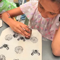 A moment of deep concentration during our block printing workshop. This young creator is carefully stamping sea creatures onto her cotton bag, learning about different species and their habitats through this hands-on art activity.