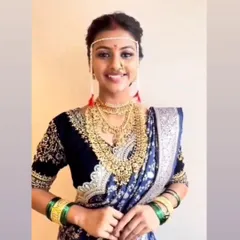 The traditional 'mundavalya' completes the Maharashtrian bridal look. The saree is draped to perfection, ready for the ceremony.