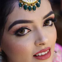 Real skin, real makeup. This close-up shows the detail of a soft, peachy-pink eyeshadow look with a clean winged liner, proving that you don't need filters for flawless results.