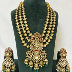 This grand bridal rental set features a multi-layered Rani Haar with a large, ornate pendant. The matching choker and jhumka earrings complete this stunning wedding look.