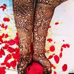 For me, every detail matters. This design features a blend of checkerboard patterns, delicate floral work, and traditional motifs, all coming together to create a rich and full bridal look. The deep henna stain is just starting to set against the backdrop of rose petals.