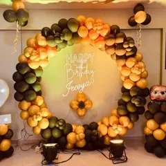 Who's the boss? This Boss Baby theme is perfect for a little one with a big personality. The black and gold balloon ring, combined with a custom neon sign and character balloon, creates a fun and stylish look.
