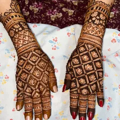 A beautiful design for family members, with a dense pattern of lotus flowers in a grid on the back of the hands.