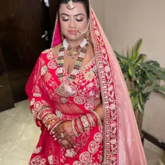 A closer look at the delicate details of her wedding makeup. The focus is on radiant skin and eyes that sparkle, ensuring she looks breathtaking in person and in photos.