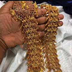 Another beautiful jade for rent, this one is handcrafted and adds a heavy, traditional feel to your bridal hairdo. The detail on this piece is exquisite.