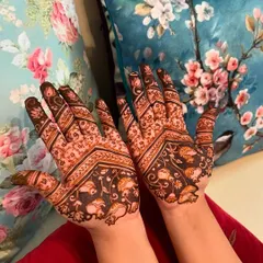 A beautiful and dense design featuring birds and florals in a V-shape pattern. This is a popular choice for sangeet or engagement ceremonies.