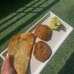 This protein-rich breakfast is perfect for a balanced start to the day. It features mushroom kababs, a quinoa moong dal chilla, and an avocado dip, providing the physical and cognitive benefits needed for muscle repair and focus.