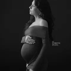 Sometimes, the most powerful portraits are the simplest. This classic black and white fine art photograph, taken in my studio, focuses entirely on the beautiful silhouette of motherhood, creating a quiet, strong, and elegant memory.