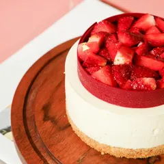 Handcrafted with love, our signature Strawberry Cheesecake is here to brighten your day. It’s the perfect companion for a cozy winter afternoon.