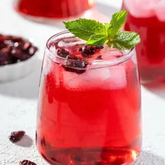 An alternate crop of the cranberry iced tea for US Cranberries India, offering a tighter frame for different layout requirements.