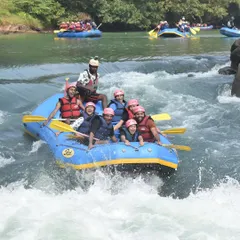 Another action shot of a raft bouncing over the waves in Dandeli. I work with experienced local operators to ensure you get the best and safest rafting experience.