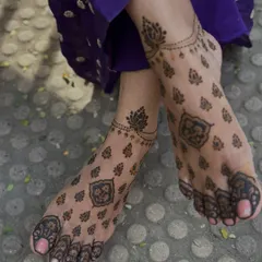 A chic and modern design for the feet, featuring scattered motifs and a delicate anklet-style band.