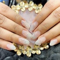 A delicate and dreamy set with a sheer white glitter base, perfect for a subtle and elegant look.