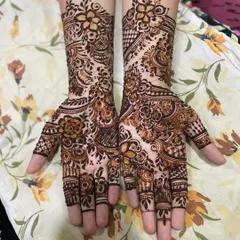 I love creating symmetrical designs that look beautiful when you place your hands together. This set features a mix of floral and paisley elements for a classic feel.