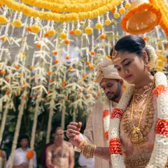 I specialize in bringing traditional ceremonies to life, like this beautiful South Indian wedding. The mandap is intricately decorated with strings of jasmine and marigolds, creating a sacred and visually stunning space for the couple's vows.