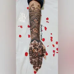 This design shows how a portrait on the palm can be beautifully integrated with more traditional patterns flowing up the arm. We explore how to balance different elements in my classes.