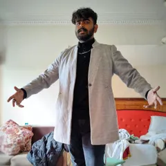 People ask why I wear the same outfit. Here's my go-to uniform for shows, a simple and clean look.