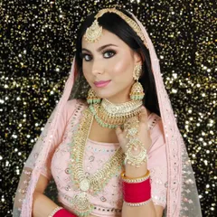 A similar look to the previous one, this time with a mint-green accented jewellery set, showing how you can customize the look with different accessories.