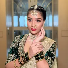 Embodying the spirit of a Peshwin queen. This Maharashtrian bridal look balances bold tradition, from the iconic nath to the statement red lip, with modern, radiant elegance. It’s a glow that whispers royalty.