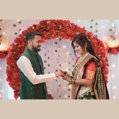 The moment of exchange between Dipesh and Hemangi, set against a beautiful floral arch. I ensure the decor and ambiance of your venue are part of the story.
