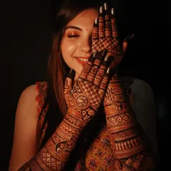 That priceless smile on a bride's face when she sees her mehendi is everything to me. This is the beautiful result after the henna paste comes off, a rich, dark stain that makes the intricate design pop. 🧿