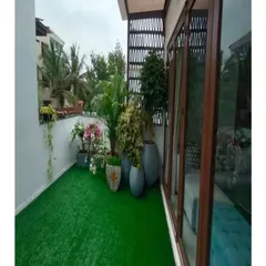 Even a small balcony can become a green paradise. Here, I used high-quality artificial turf to create a maintenance-free lawn, and filled the space with a variety of potted plants and flowers to build a lush, private retreat.