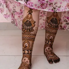 Bridal mehendi is not just for the hands. I create stunning, detailed designs for legs and feet, like this piece featuring a traditional bride figure. This ensures you look perfect from head to toe in your wedding photos.