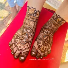 A top-down view of the bridal foot mehandi. This angle clearly shows the symmetry of the design on both feet, featuring peacock and floral elements.