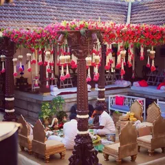 I have a deep love for heritage venues, and this 240-year-old Thottimane (courtyard home) was the perfect canvas. The mandap features antique wooden pillars, vibrant bougainvillea, and hanging floral tassels to honor the soul of the space.