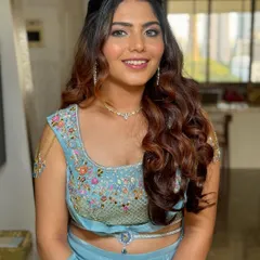 For this cocktail look, I created voluminous, soft waves with a neat half-up twist. This style is perfect for dancing the night away while still looking effortlessly glamorous and is a popular choice for sangeet or reception events.