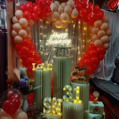 A lovely 31st anniversary celebration at home. I used a heart-shaped balloon arch in red and peach tones, a neon sign, and a full set of props to create this special setup.